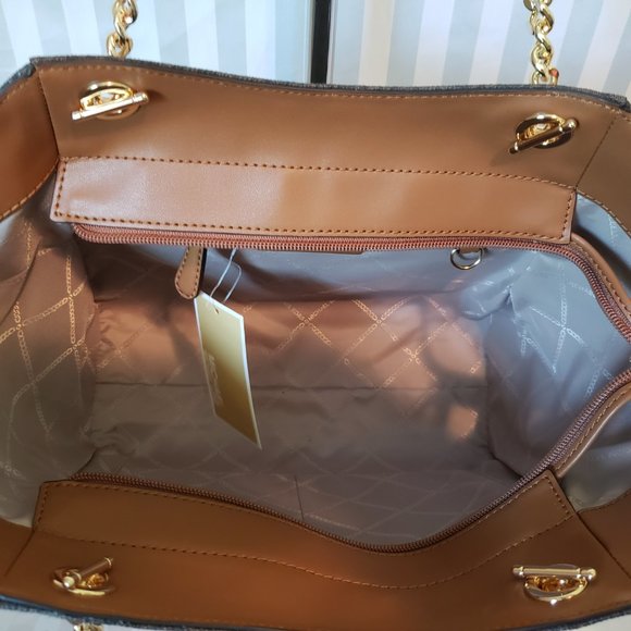 MICHAEL KORS JET SET TRAVEL LARGE SIGNATURE LOGO AND LOGO CHARM CHAIN SEMI LUX - Picture 5 of 6